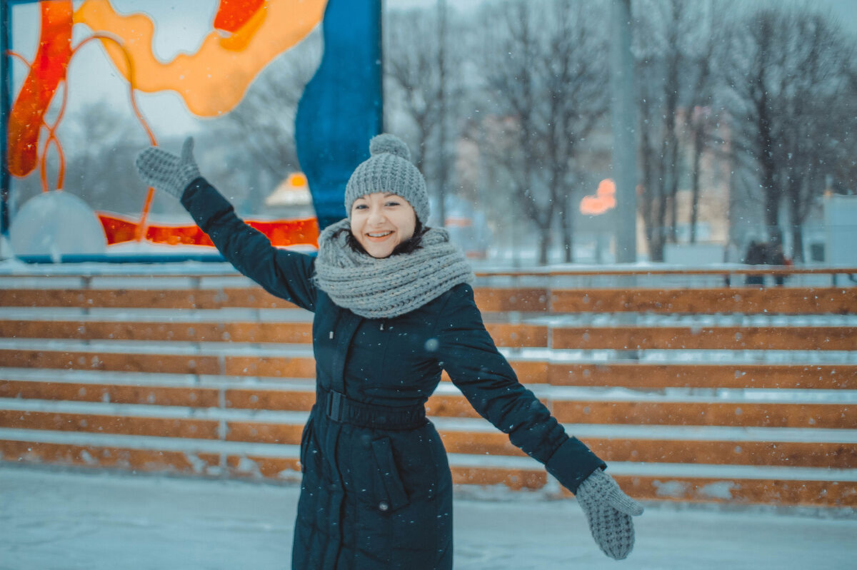 Продюсер проектов Елена Ярыгина очень уверено держится на коньках